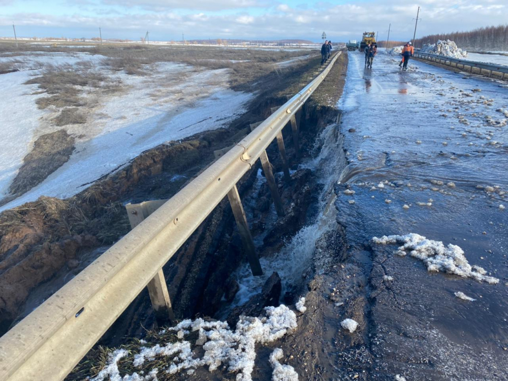 В Самарской области перекрыли движение из-за обрушения дороги