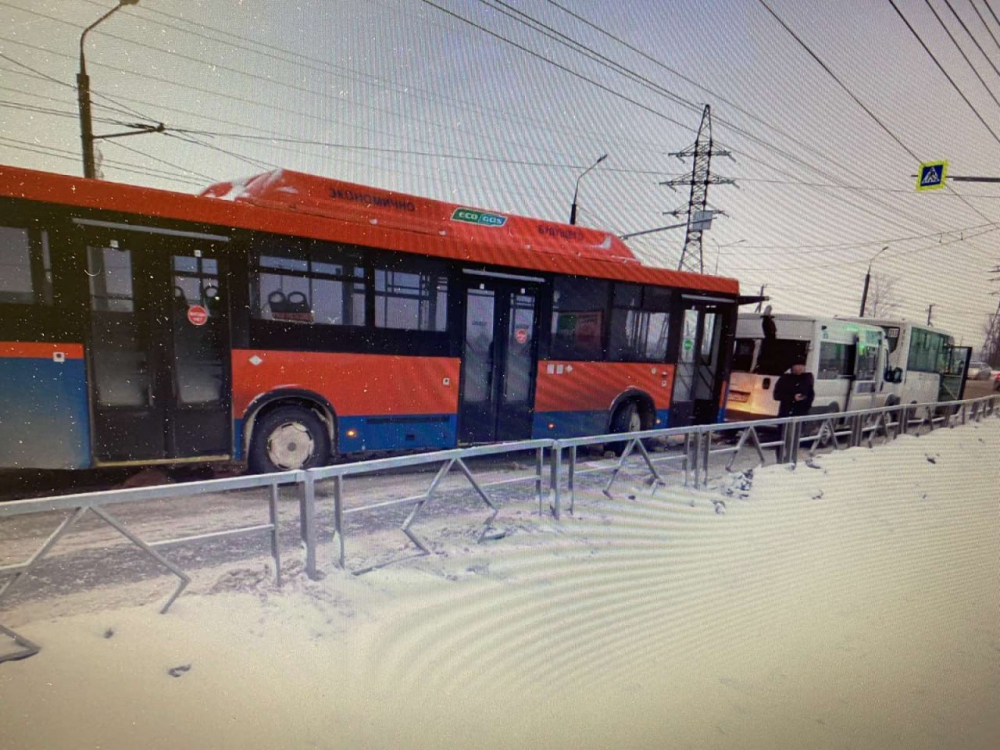 На Южном шоссе в Тольятти столкнулись две маршрутки и автобус: есть пострадавшие
