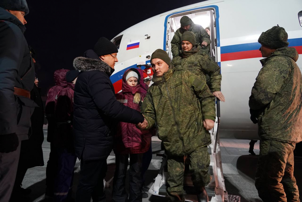 «Всем семьям подставим плечо»: Дмитрий Азаров встретил прибывших на втором спецборте пострадавших бойцов