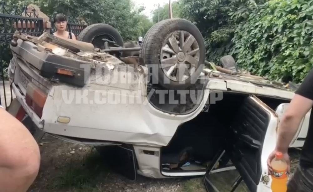 В Самарской области автомобиль снёс дачный забор и перевернулся