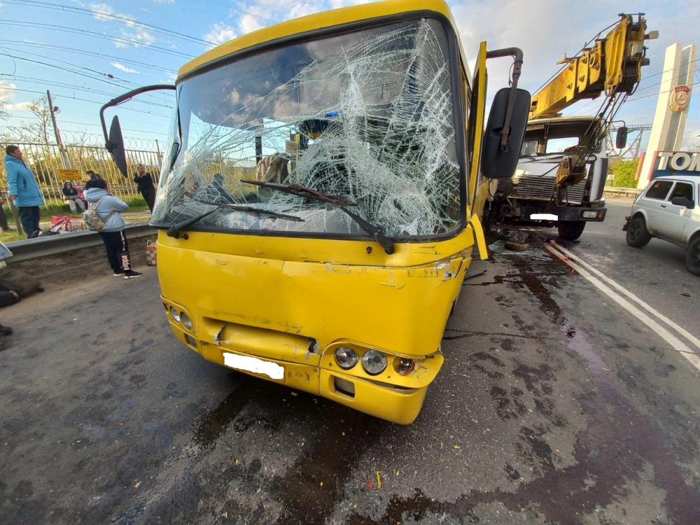 Привлекался 15 раз: в Самарской области столкнулись автокран, автобус и грузовик