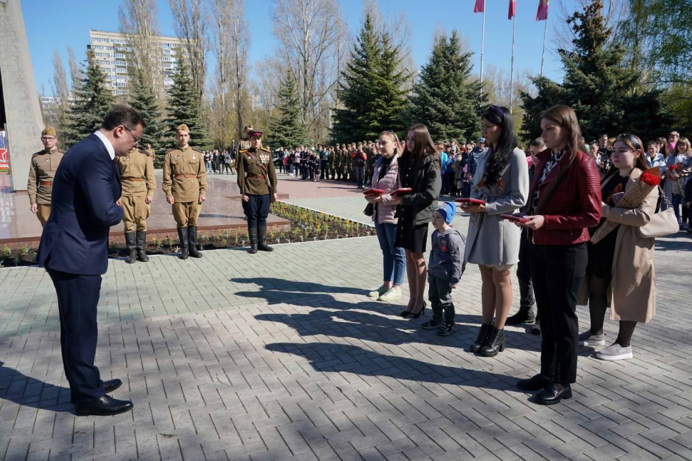 Дмитрий Азаров вручил Ордена Мужества вдовам погибших в Украине военнослужащих