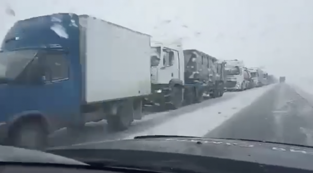 Буксуют большегрузы: в Самарской области на трассе М5 образовалась гигантская пробка