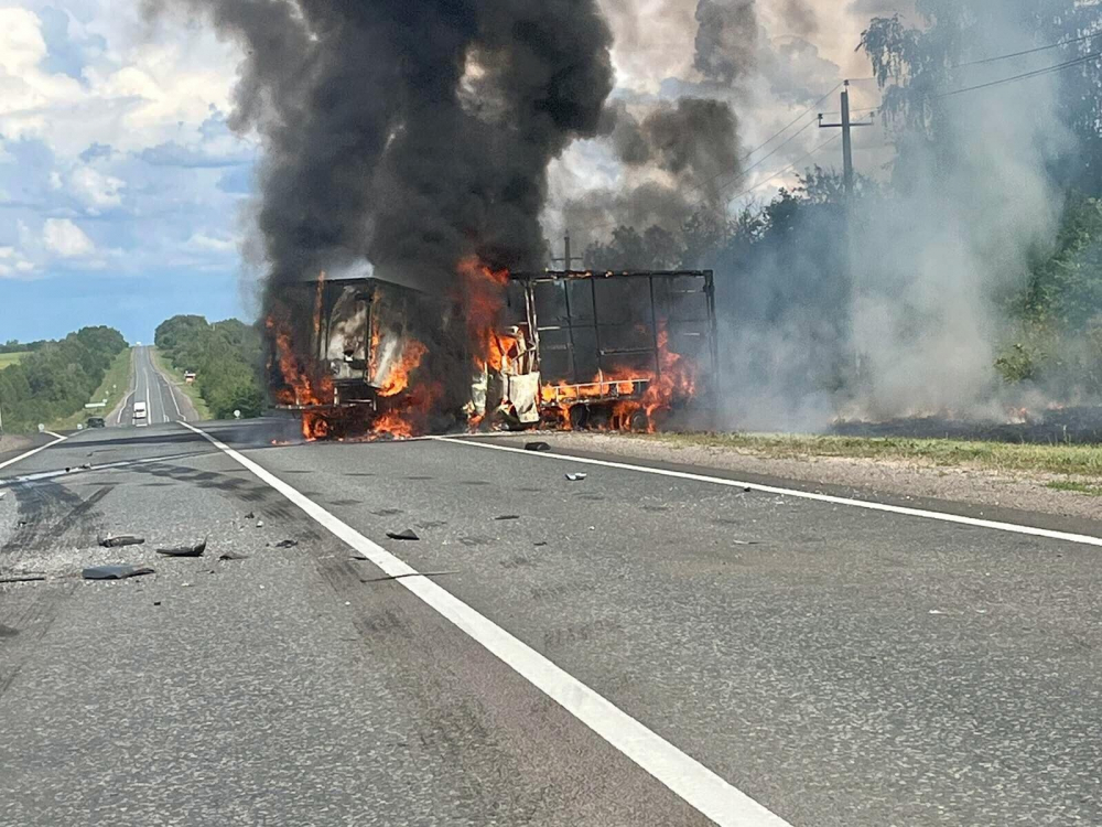 Два грузовика сгорели после столкновения в Самарской области, оба водителя погибли