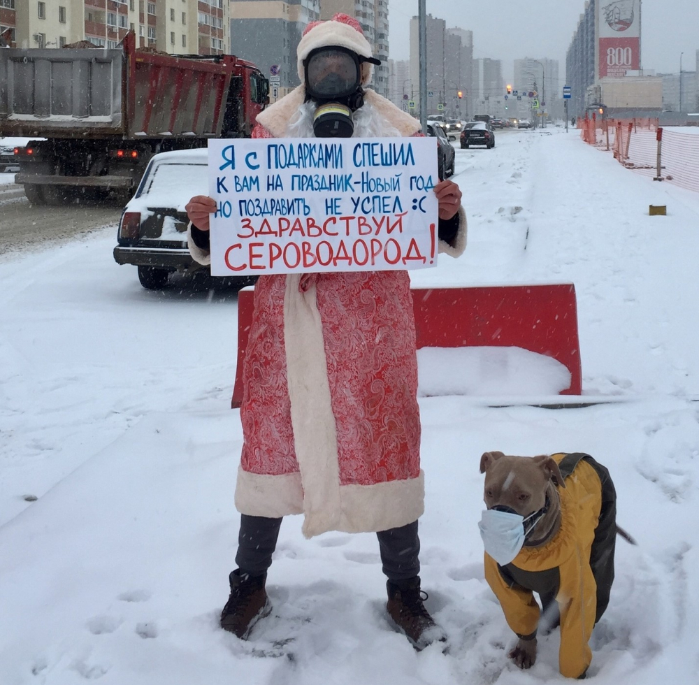 Житель Волгаря в наряде Деда Мороза поздравил с Новым годом властей