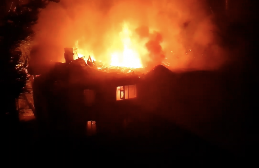 Сильный пожар произошёл в расселённом доме в Кировском районе Самары