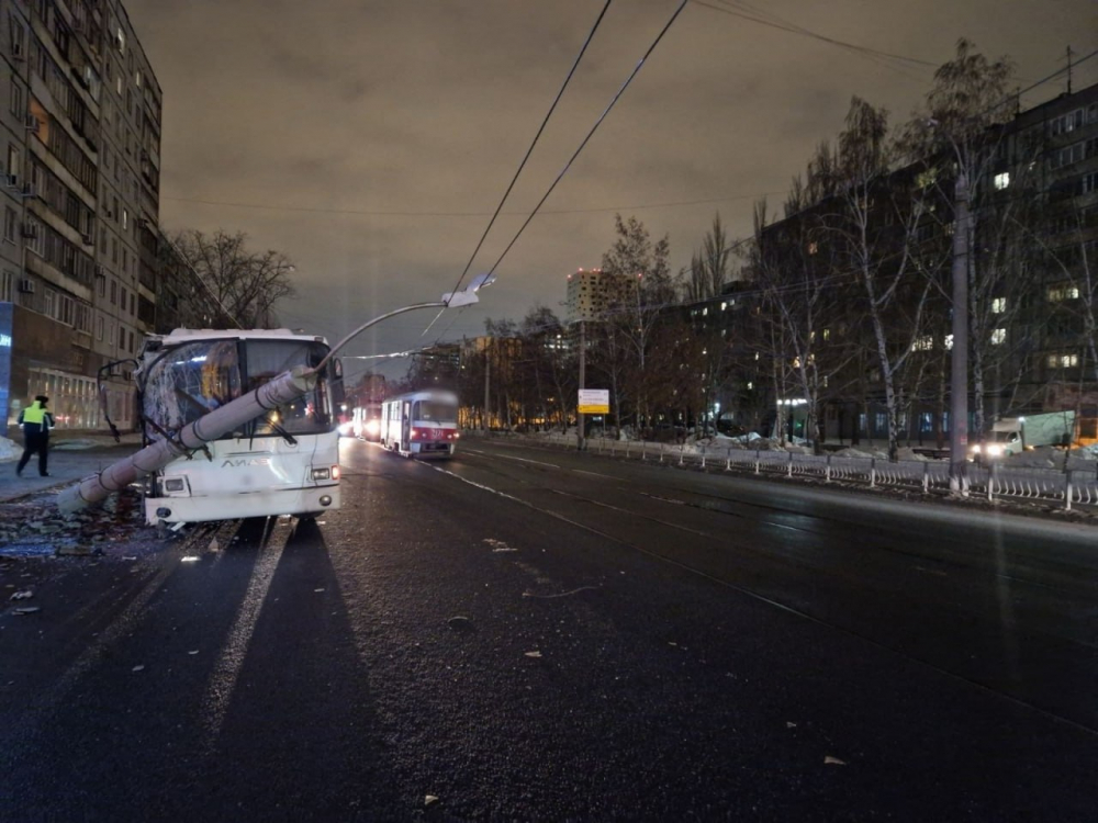 В Самаре автобус с пассажирами врезался в столб