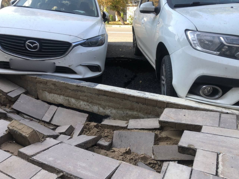 В Самаре провалился асфальт под припаркованными авто