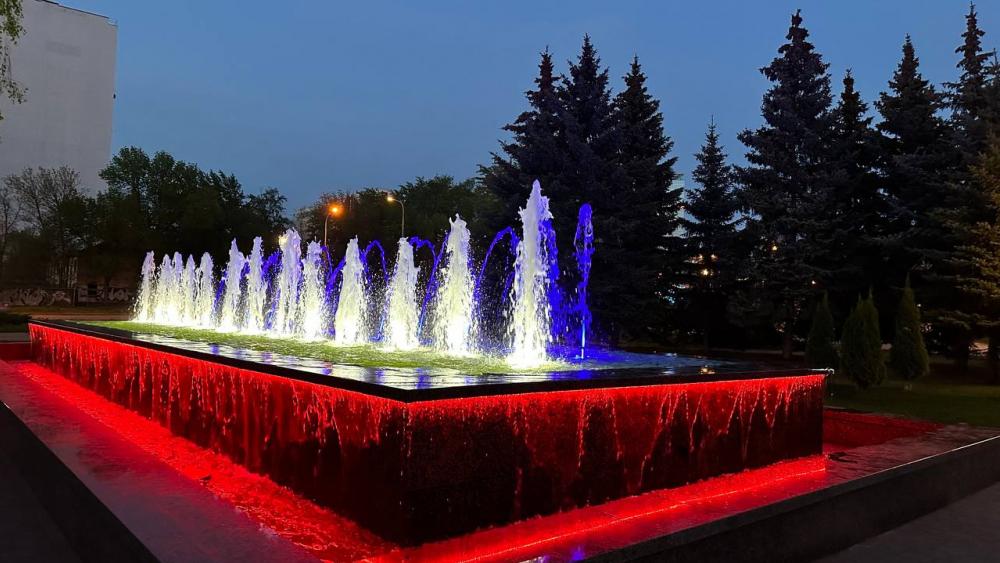 В Самаре появился новый фонтан с подсветкой в цветах российского триколора