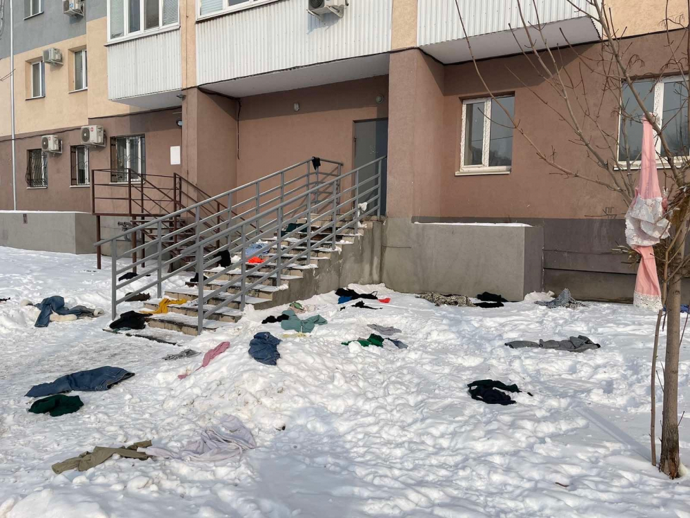 «Развод по-Волгарски»: в Самаре мужчина выбросил с балкона женскую одежду