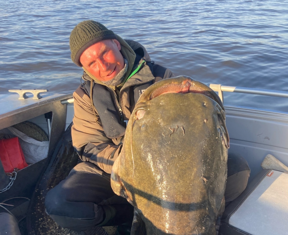 «Как подводная лодка!»: рыбак в Самарской области поймал сома длиной 2,5 метра