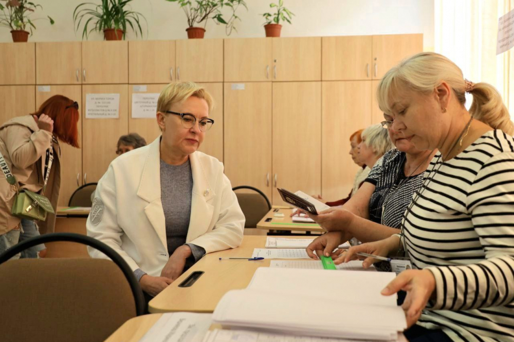 Василенко – без шарфика, Азаров – без Хинштейна, Ренц – с родителями: кто отметился на выборах в первый день