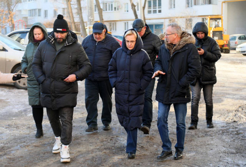 Елена Лапушкина проверила дворы и улицы Самары из-за жалоб на утечки и провалы