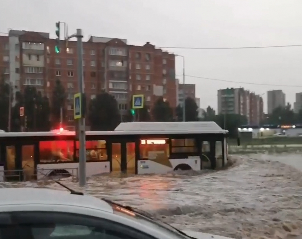 «Она прошла как каравелла по волнам»: из-за сильного ливня в Тольятти затопило новую дорогу