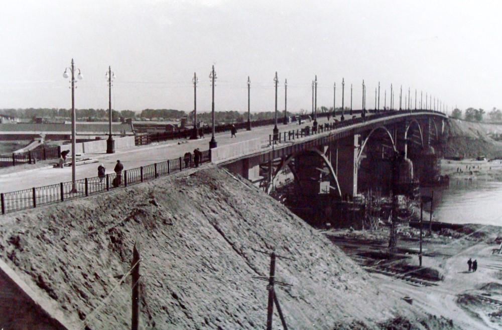 15 сентября 1954 года было открыто движение по мосту через реку Самара