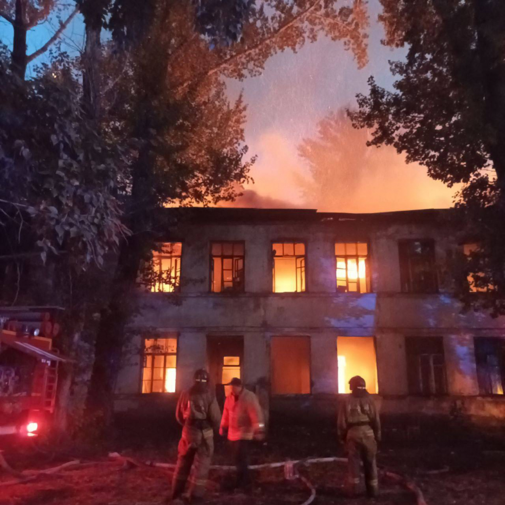 Сильный пожар произошёл в расселённом двухэтажном доме в Самаре