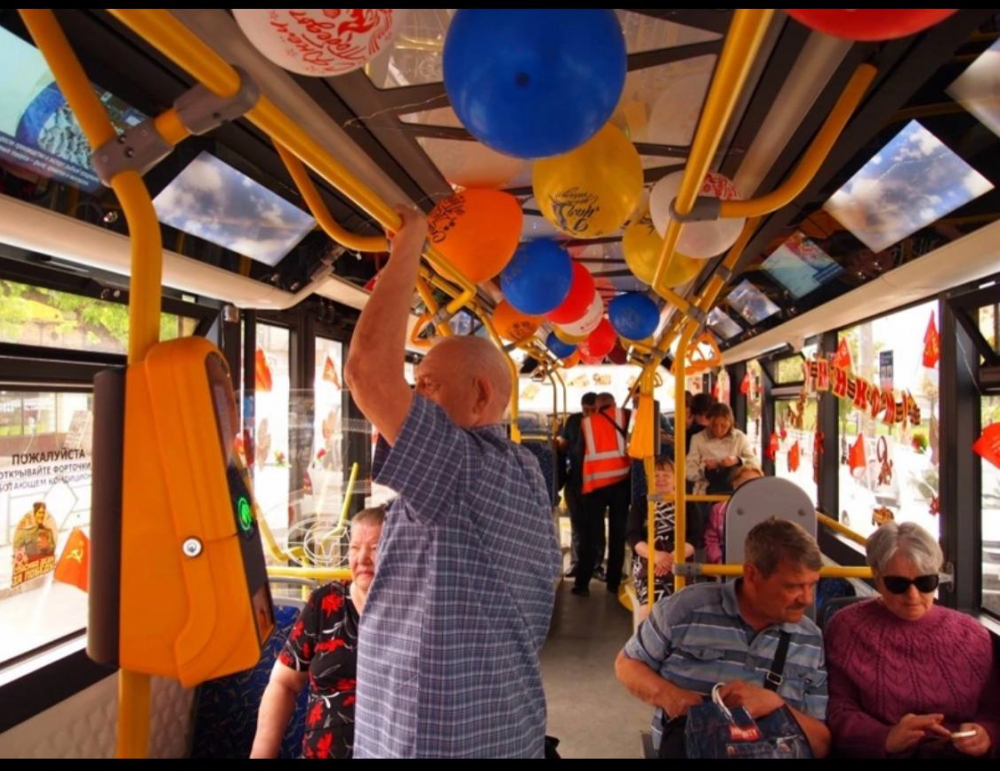 Водитель троллейбуса в Самаре сама украсила салон к 9 Мая