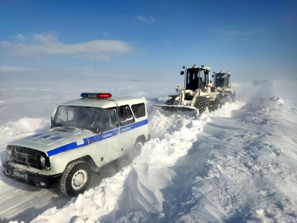 Десятки спасённых, но машины ещё в плену. Самарские спасатели продолжают бороться со снежной стихией