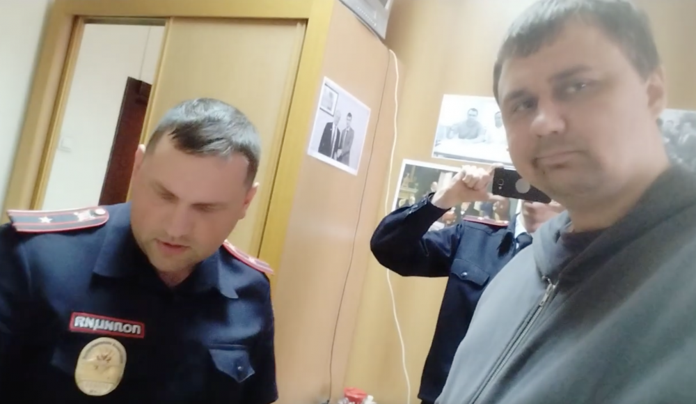 «Трусы есть лишние? Несите!»: депутата Михаила Абдалкина раздевают до трусов штрафами