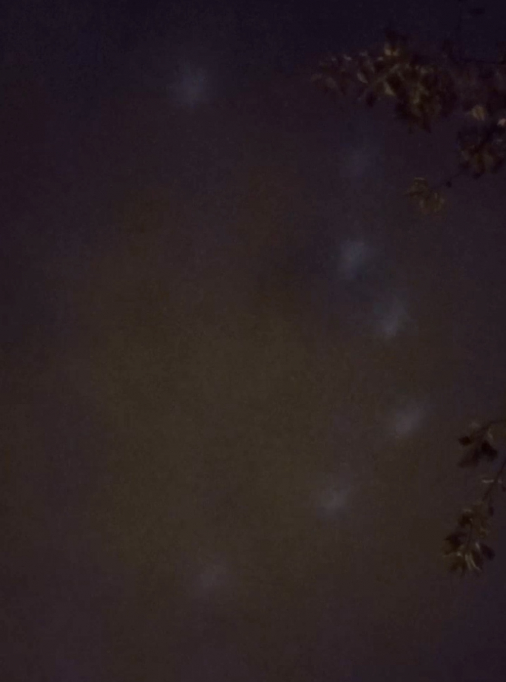 Жители Тольятти заметили странные светящиеся шары в небе и предположили, что это НЛО