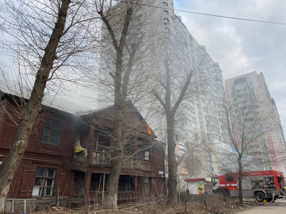 В центре Самары произошёл пожар в деревянном доме
