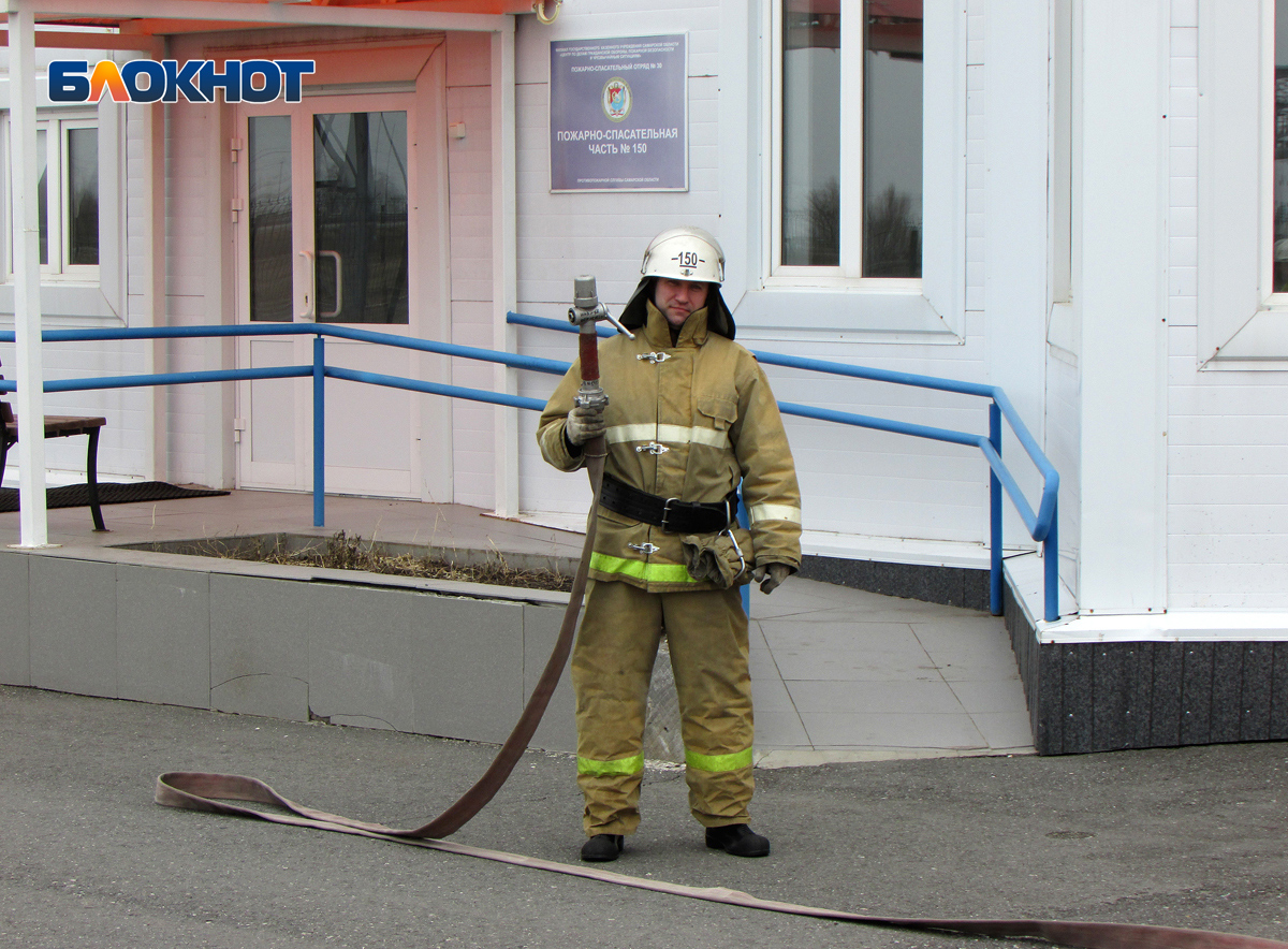 30 апреля пожарной охране россии. Пожарная охрана. Пожарные тушат. Пожарные тушат пожар. С днем пожарного.