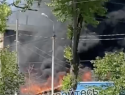На улице Вольской в Самаре сильный пожар: горят надворные постройки