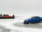 На Волге в Самарской области легковушка ушла под лёд передними колёсами