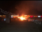 Пожар на площадке перед ТЦ "Амбар" в Самаре: пламя перекинулось на здание