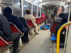 «Позор городу или позор людям?»: в самарском трамвае мужчина лежал на полу и мешал проходу