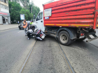 На улице Мичурина байкер выскочил на встречку и врезался в грузовик 