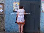 Бабушка VS подростки: в самарском дворе пенсионерка ломает топором уличную мебель