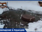 Зловонный запах и потоп: жители Кировского района жалуются на канализационное озеро у дома