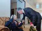 Глава Волжского района поздравил с 9 Мая 102-летнюю участницу ВОВ, которая взяла в плен фашиста