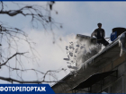 Борьба с ледяными убийцами: как в Самаре чистят крыши от снега и сосулек