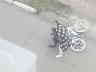 В Самарской области девушка толкнула велосипедиста ногой и жёстко избила