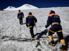 На Эльбрусе альпинист из Самары сорвался в расщелину