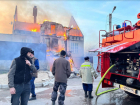«Невероятный шторм огня и ветра»: 54 пожарных больше 5 часов тушили элитный особняк в Самарской области