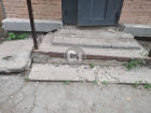 «Там живёт ветеран ВОВ!»: жители дома на Волжском проспекте жалуются на отвратительное состояние придомовой территории 