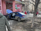 На Арцыбушевской легковушка перелетела через тротуар и врезалась в дом