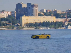 «Водный автопарк»: в Самаре по Волге разъезжает спорткар