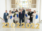 Дмитрий Азаров поздравил молодожёнов, заключивших браки в красивую дату