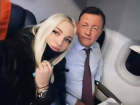 «Лечу с любимым по делам»: блондинка похвасталась фото с губернатором Азаровым из самолёта