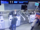 Пассажир в Курумоче пробежался по ленте багажа, чтобы достать забытое из чемодана