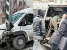 В центре Самары микроавтобус с пассажирами врезался в столб 