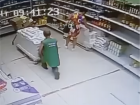 Самарский вуайерист: в сети появилось видео, как сотрудник супермаркета заглядывает покупательнице под юбку 