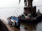 Появилось видео, как со дна Волги достают перевернувшееся судно на воздушной подушке