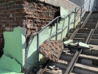 На спуске к набережной по улице Льва Толстого  частично разрушилась стена и лестница