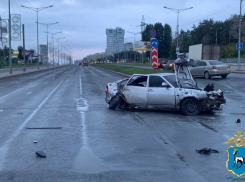 На Московском шоссе «Приора» влетела в бордюр: погибла девушка