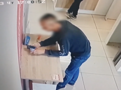 В Самаре у женщины украли телефон в пункте выдачи интернет-заказов